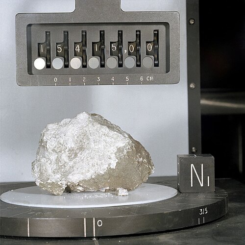 Une roche blanche, placée dans un environnement de laboratoire