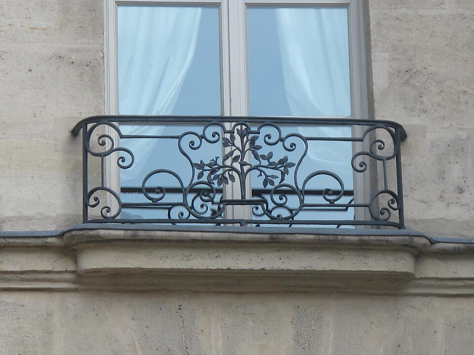Balcon avec symbole de l'orme, donnant sur le « Carrefour de l'Orme », place Saint-Gervais, Paris[95]