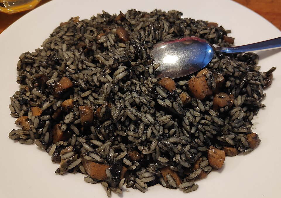 Risotto à l'encre de seiche (Italie)