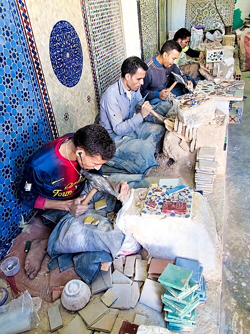 Artisans taillant des pièces de zellige, Fès, Maroc.