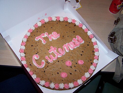 Un biscuit est un gros biscuit qui peut être décoré avec du glaçage ou du fondant comme un gâteau. Il est fabriqué par Mme Fields.
