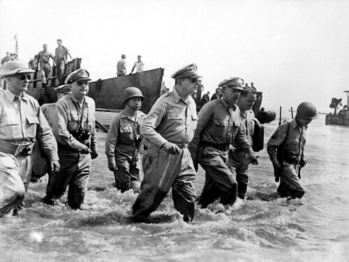 Douglas MacArthur, Sergio Osmeña et le personnel d'Osmeña pataugeant dans l'eau jusqu'aux genoux