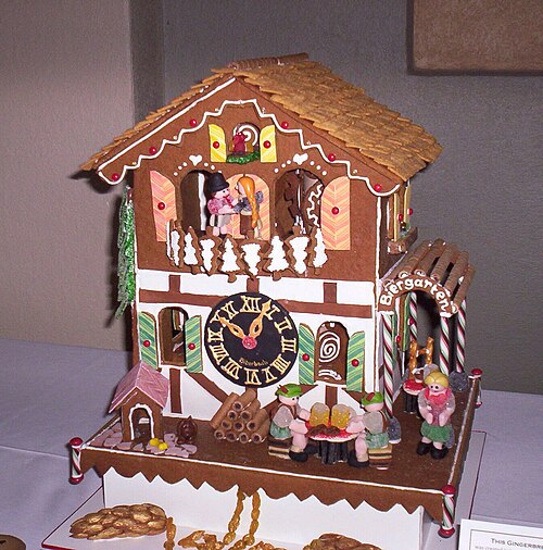 Une maison en pain d'épices avec une horloge et des décorations en bonbons