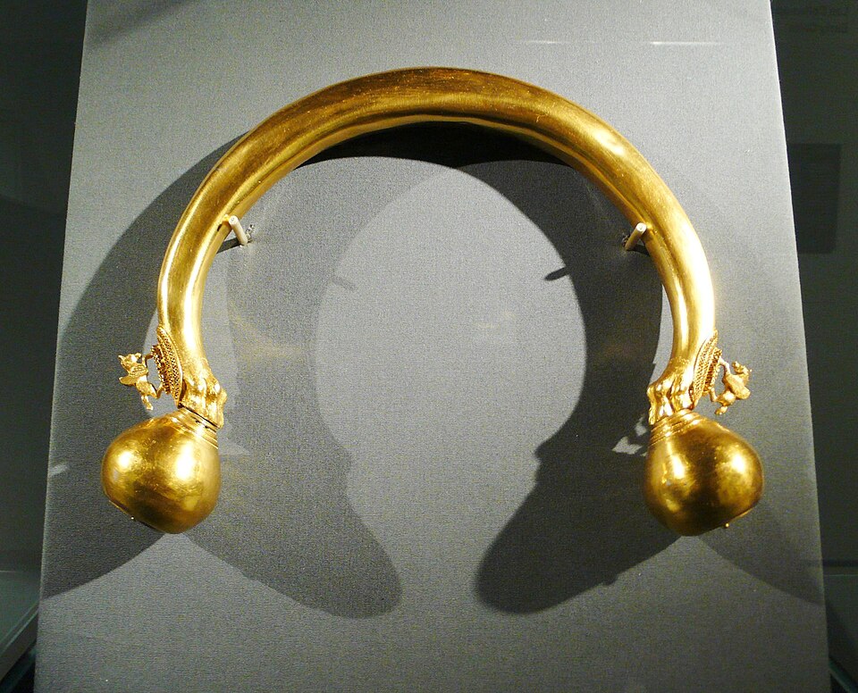 Un torque celtique en or 24 carats, découvert dans la tombe de la « Dame de Vix », en Bourgogne, France, datant de 480 av. J.-C.