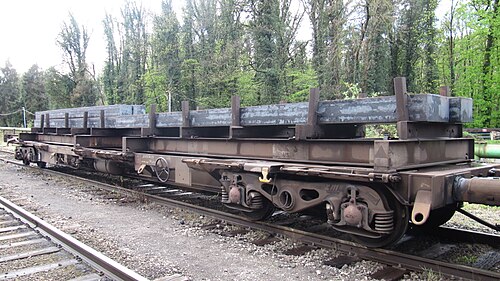 L'acier fleurit sur un wagon de chemin de fer