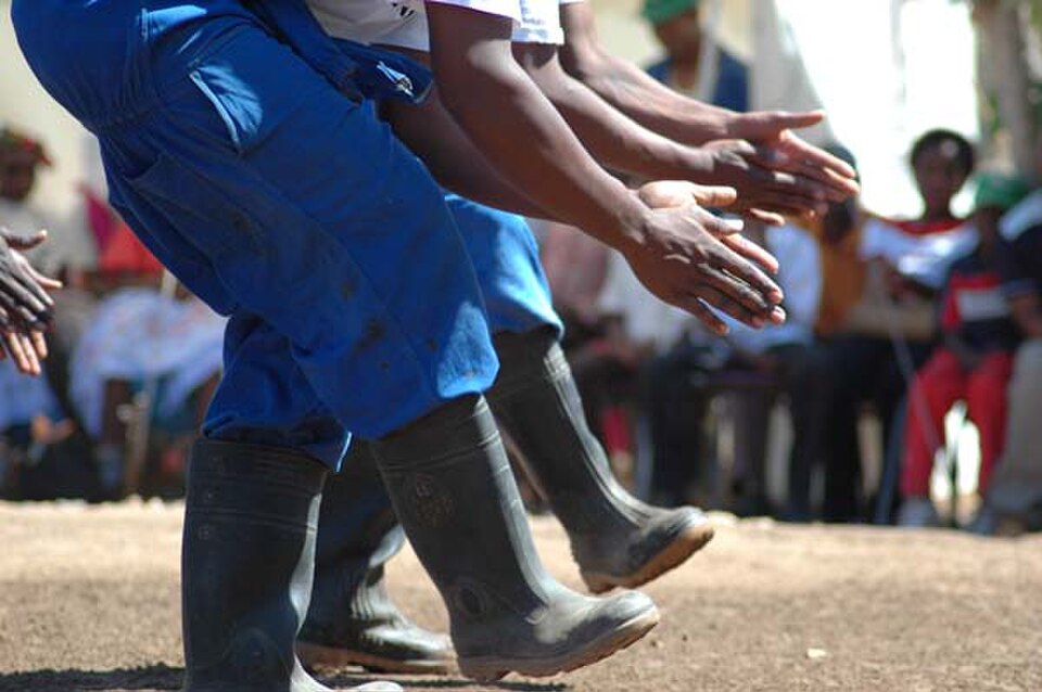 La danse Gumboot est née des signaux de piétinement utilisés comme communication codée entre les ouvriers des mines sud-africaines.