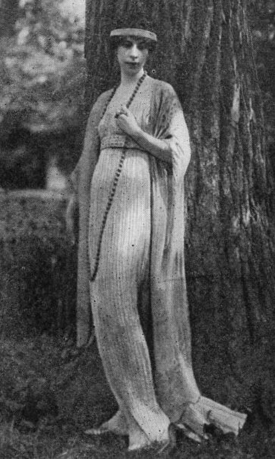 Mme Condé Nast porte une robe de thé en soie Fortuny.