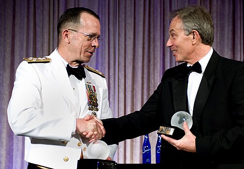L'amiral de la marine américaine Mike Mullen (en uniforme de mess semi-formel blanc facultatif) félicite l'ancien Premier ministre britannique Tony Blair lors du gala du Distinguished Leadership Award du Conseil atlantique des États-Unis (2008).