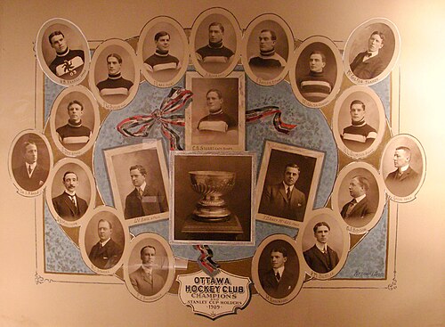 Une carte postale contenant de petites photos de profil des membres d'une équipe de hockey sur glace, avec un trophée au milieu de la carte et une légende en dessous