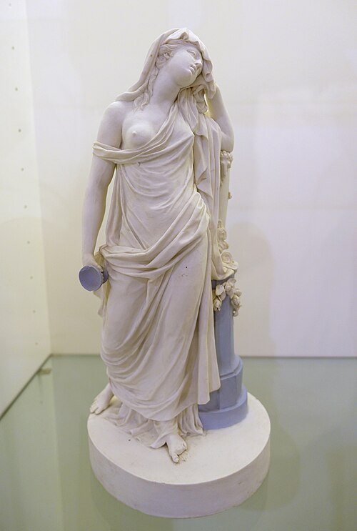 Vase en porcelaine espagnole représentant un participant à un symposium, en biscuit de porcelaine partiellement en bleu Wedgwood. Real Fábrica del Buen Retiro, 1784–1803