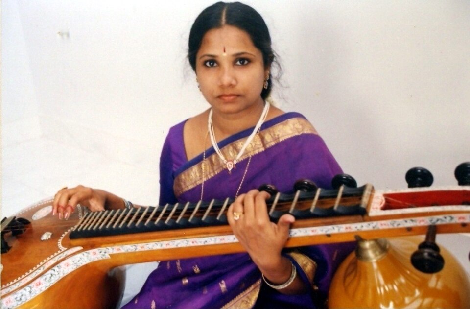 La veena Saraswati, avec son résonateur en calebasse, n'est pas toujours fonctionnelle, mais elle est conservée en raison de son effet d'équilibrage.