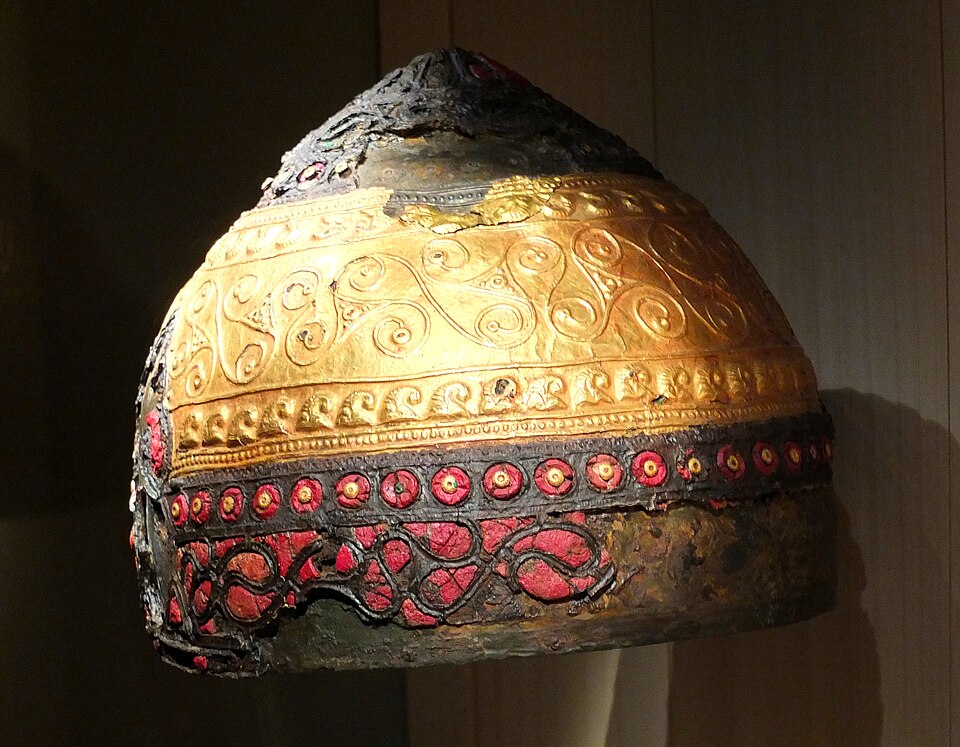 Casque celtique orné de triskèles en or, découvert à Amfreville-sous-les-Monts (France), datant de 400 av. J.-C.