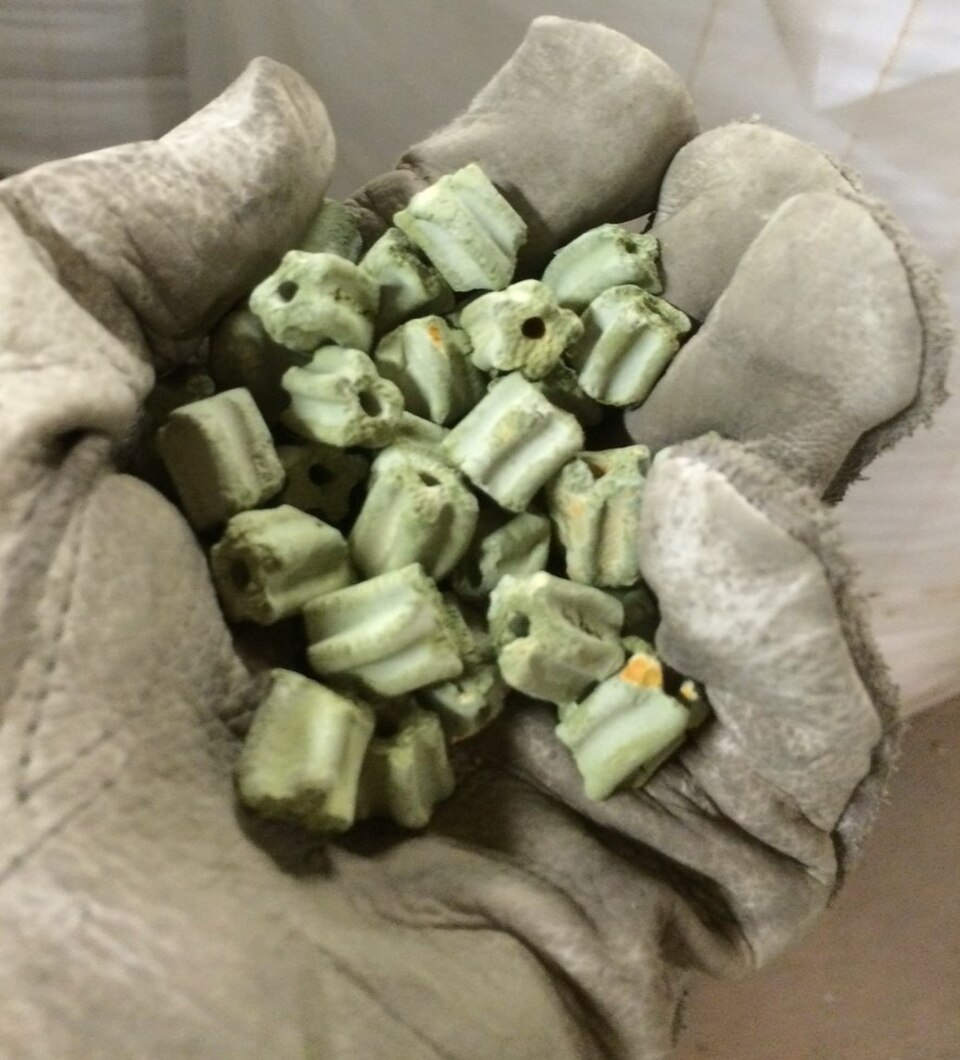 Catalyseur typique de pentoxyde de vanadium utilisé dans la production d'acide sulfurique pour une réaction intermédiaire de conversion du dioxyde de soufre en trioxyde de soufre.