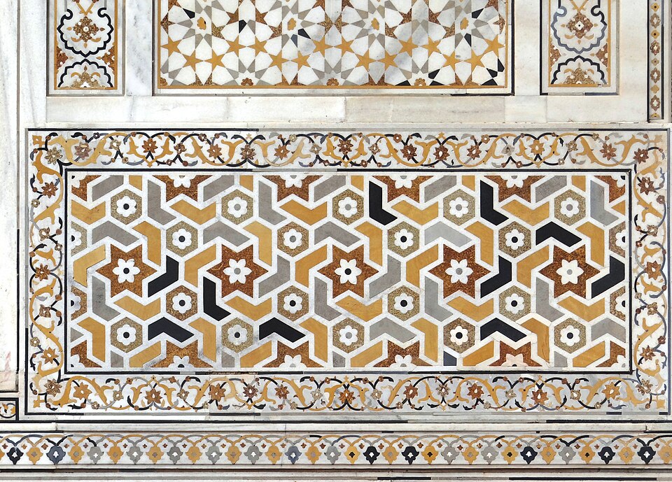 Décoration du tombeau d'I'timād-ud-Daulah, à Agra, illustrant le traitement correct des côtés et des angles. Un quart de chaque étoile à six branches est représenté dans chaque angle ; des demi-étoiles ornent les côtés.