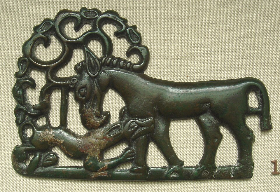 Plaque en bronze de la culture d'Ordos, provenant de l'extrémité orientale de l'art scythe, IVe siècle av. J.-C. ; un cerf attaqué par un loup
