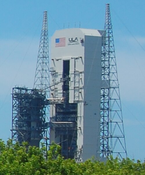 LC-37B en 2010, avec la tour de service mobile