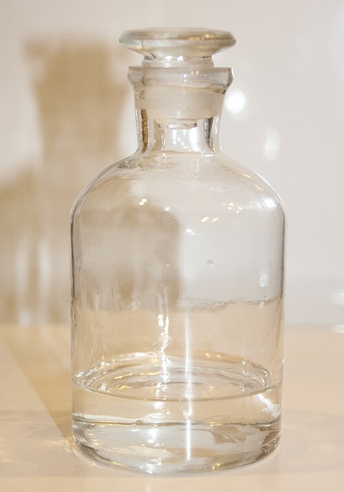 Photographie d'une bouteille en verre contenant du tétrahydrofurane