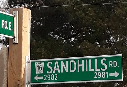 Un marqueur de route de canton apposé sur une lame de panneau de nom de rue dans le canton de Wilmot, région de Waterloo, Ontario. Le marqueur est pour le chemin 16 du canton de Wilmot.