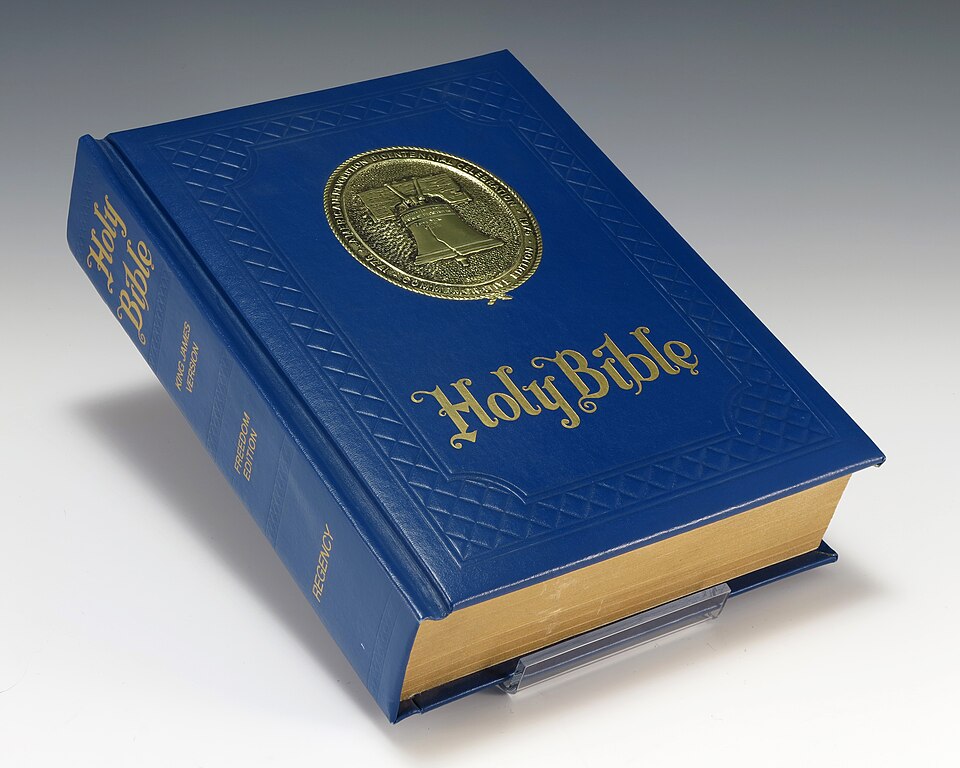 Une Bible du roi Jacques reliée en simili cuir bleu