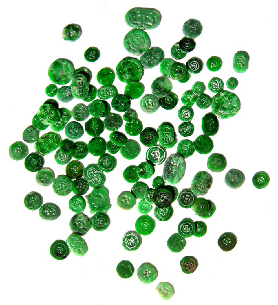 Une sélection de boutons anciens en jade chinois, fabriqués à la main.