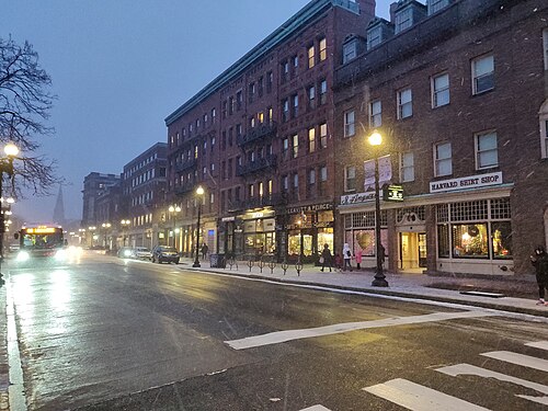 Les devantures de magasins le long de Massachusetts Avenue en hiver