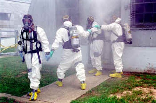 Des agents de la DEA portant des combinaisons de protection contre les matières dangereuses de niveau B.