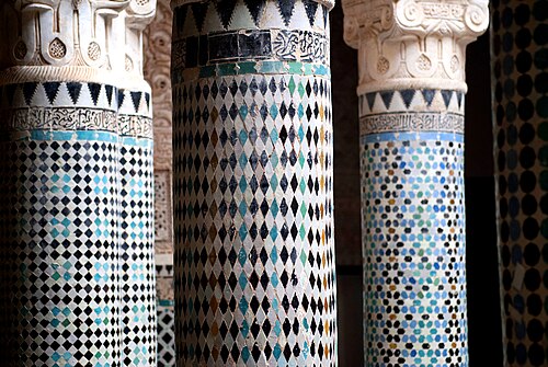Zellige appliqué sur des surfaces courbes dans la madrasa mérinide de Salé (XIVe siècle)
