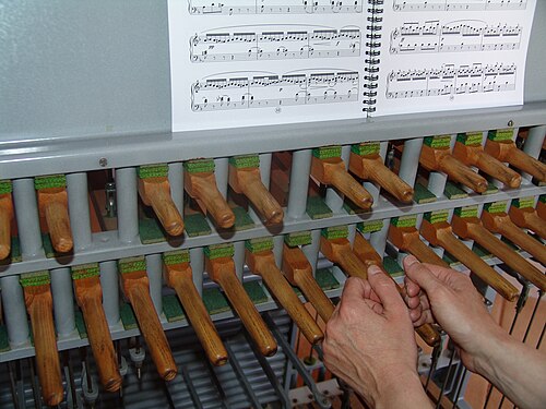 Partition de carillon posée au dessus d'un clavier.