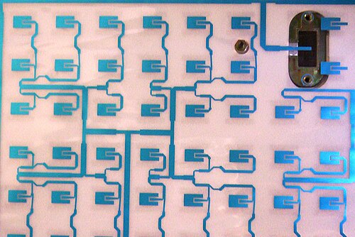 Antenne réseau microruban plate pour la réception de télévision par satellite.