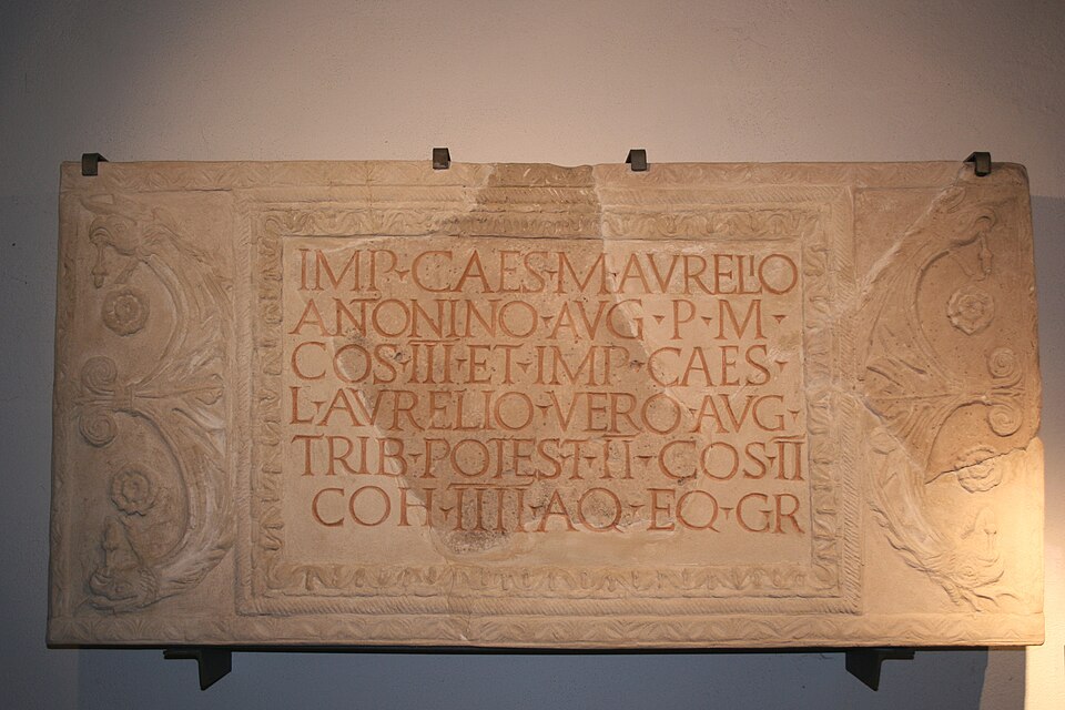 Inscription dédicatoire provenant de la salle transversale des Principia du camp romain d'Obernburg, aujourd'hui conservée au musée romain d'Obernburg.