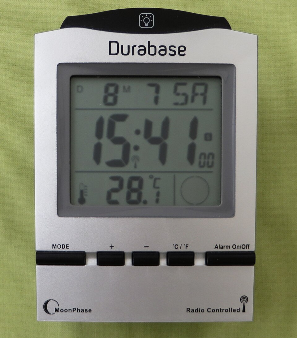 Horloge à piles avec affichage LCD transflectif et réglage de l'heure par radio