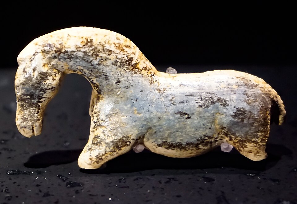 Sculpture de cheval aurignacienne provenant de la grotte de Vogelherd, en Allemagne