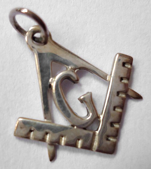 La boussole est un symbole maçonnique qui apparaît sur des bijoux tels que ce pendentif.