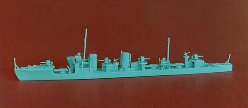 Un destroyer japonais Skywave/Pit-Road assemblé à l'échelle 1:700 a à peu près la taille d'un crayon.