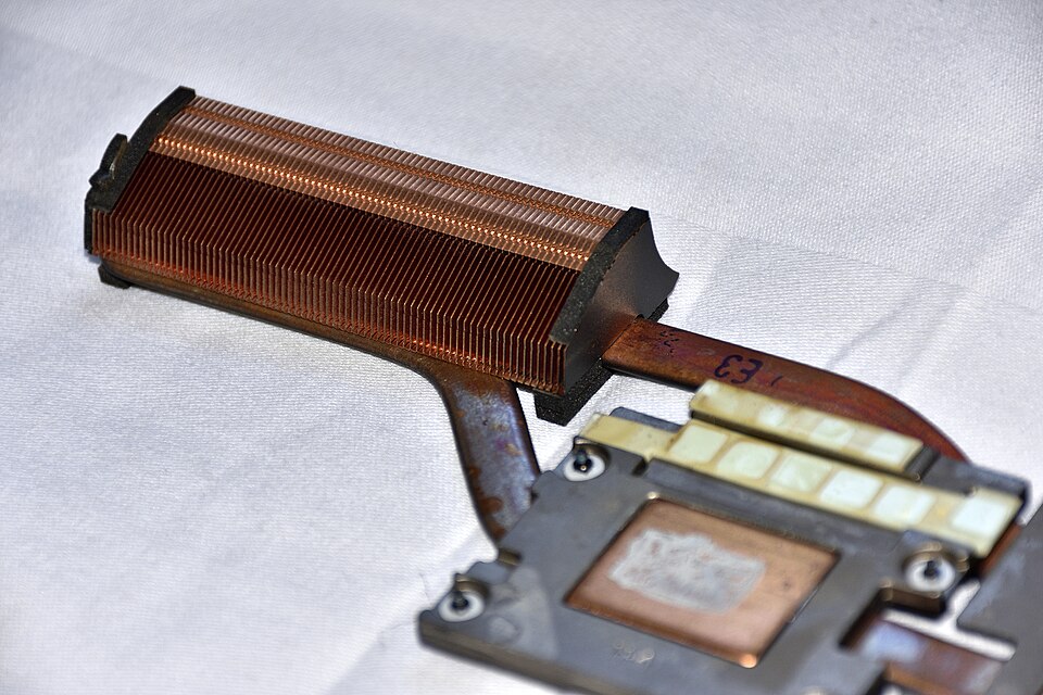 Le fluide caloporteur des caloducs transfère la chaleur du processeur et du processeur graphique de l'ordinateur portable vers le dissipateur thermique. La chaleur est ensuite dissipée par convection grâce à un ventilateur. Ce dissipateur thermique provient d'une station de travail mobile HP ZBook.