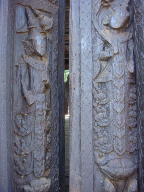 Portes en bois chez Bagaya