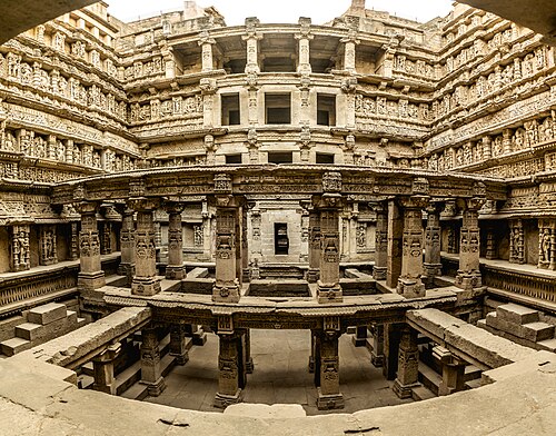 Rani Ki Vav est un puits à degrés, construit par la dynastie Chaulukya, situé à Patan ; la ville a été saccagée par le sultan de Delhi Qutb-ud-din Aybak entre 1200 et 1210, et elle a été détruite par les Allauddin Khilji en 1298.[68]
