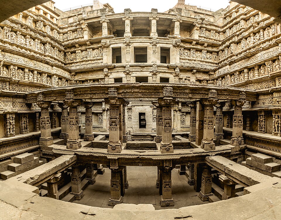 Rani ki Vav est un puits à degrés du XIe siècle, construit par la dynastie Chaulukya, situé à Patan.