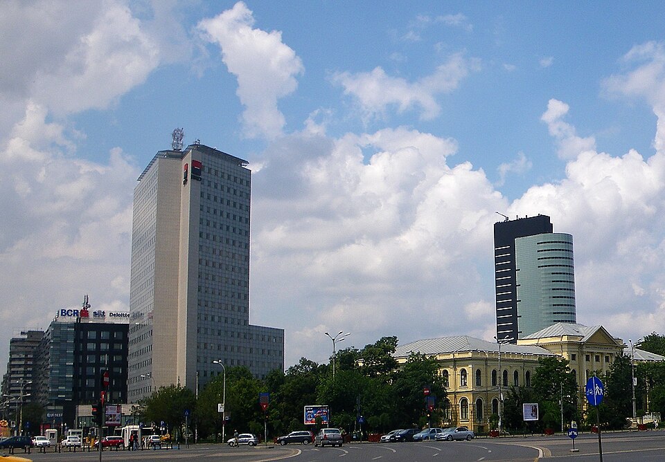 La tour BRD et le centre de tours de Bucarest sur la place de la Victoire