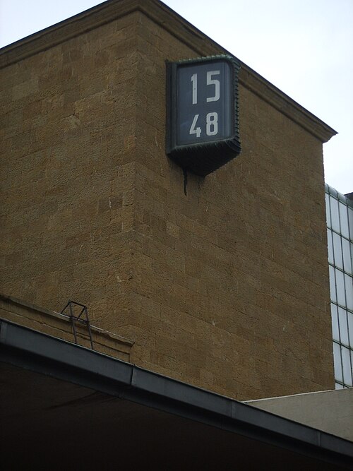 Gare de Florence Santa Maria Novella, première horloge numérique à bascule en Italie, datée de 1934.[1]