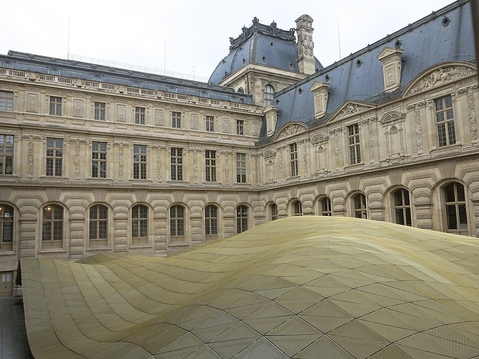 Le rez-de-chaussée de la Cour Visconti a été recouvert pour accueillir le nouveau département d'art islamique en 2012.