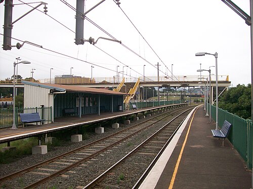 Gare de Lysaghts, en Australie, avec deux quais latéraux et une passerelle les reliant.