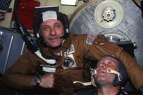L'astronaute de la NASA Tom Stafford portant une casquette « Snoopy » avec un casque Plantronics (SPENCOM) en 1975 (mission Apollo-Soyuz)
