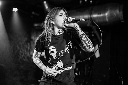 Photo de Sara Taylor en concert à Varsovie en 2018.
