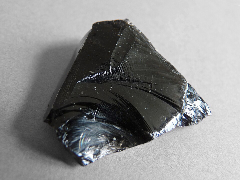 Un morceau de verre d'obsidienne volcanique