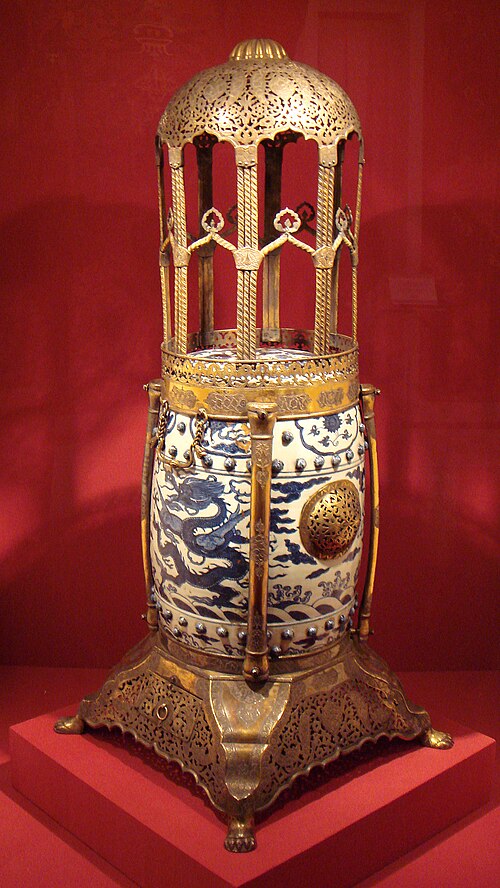 Tabouret en porcelaine chinoise (1575-1600) avec monture métallique ottomane et modifications (1618) pour utilisation comme brûle-encens Musée des Arts Turcs et Islamiques.