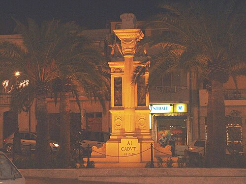 Monument aux soldats italiens tombés de nuit.
