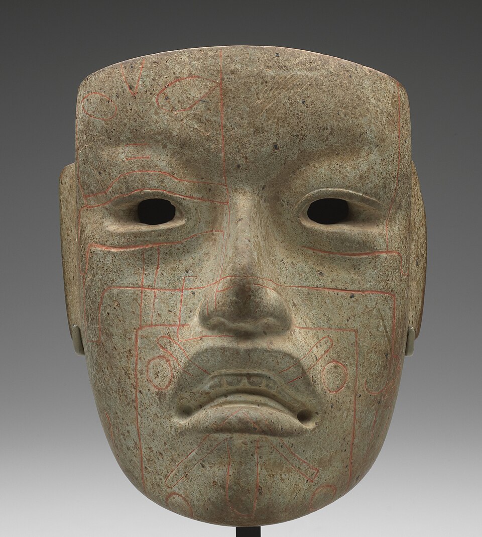 Masque orné de « tatouages ​​» de cinabre ; vers 900-300 av. J.-C. ; jadéite et cinabre ; Institut d’art de Minneapolis (Minneapolis, États-Unis)