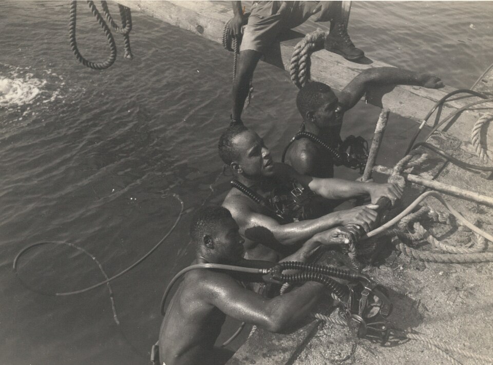 Plongeurs afro-américains du 34e bataillon de construction navale des Seabees à Gavutu, îles Salomon, le 8 novembre 1943