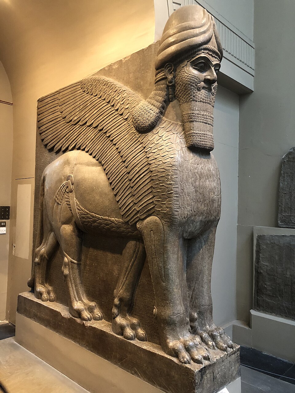 Lamassu, initialement représentée comme une déesse à l'époque sumérienne, où elle était appelée Lamma, a été représentée plus tard à partir de l'époque assyrienne comme un hybride d'un humain, d'un oiseau et soit d'un taureau ou d'un lion - ayant plus précisément une tête humaine, le corps d'un taureau ou d'un lion et des ailes d'oiseau, sous le nom de Lamassu.[93][94]